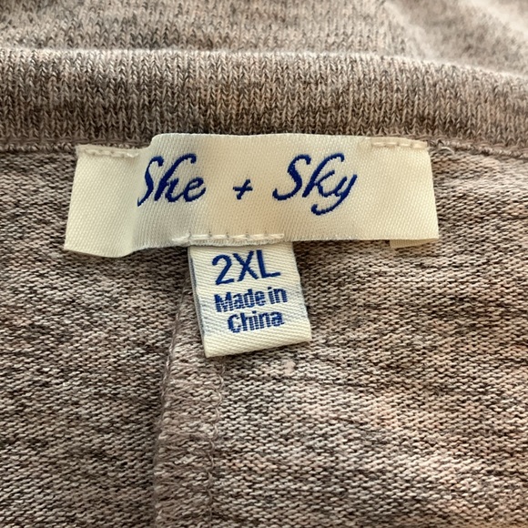 NWOT. Woman’s short sleeve cut out neckline top with twisted front hemline. - Picture 8 of 10